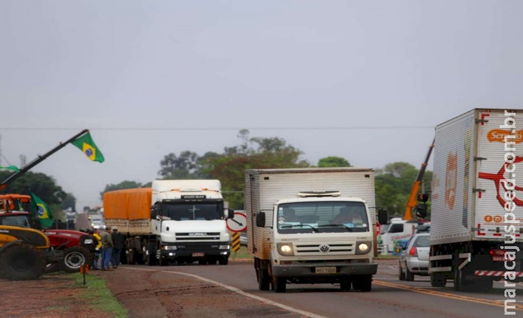 Caminhoneiros liberam tráfego na BR-163 em Douradina 