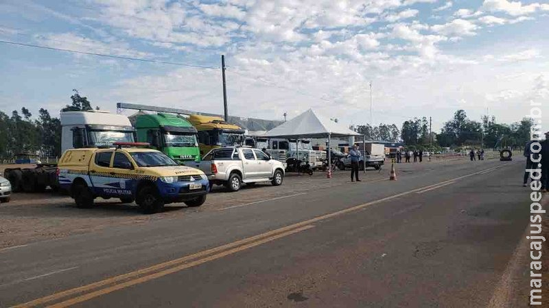 Caminhoneiros mantêm 1 trecho com bloqueio parcial e 2 pontos de concentração Caminhoneiros mantêm 1 trecho com bloqueio parcial e 2 pontos de concentração