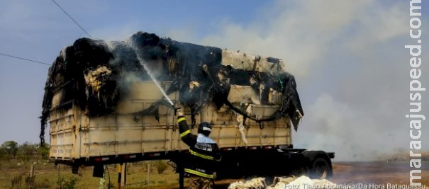 Carreta com carga de algodão pega fogo na MS-395 e carga fica destruída Carreta com carga de algodão pega fogo na MS-395 e carga fica destruída