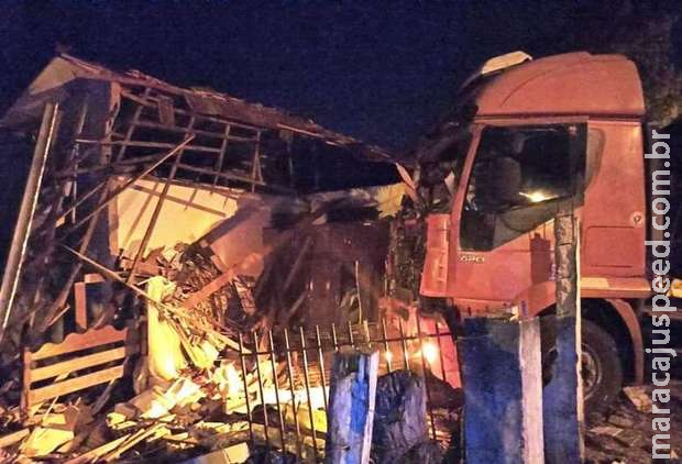 Carreta desgovernada invade casa e atropela idosos em Sete Quedas