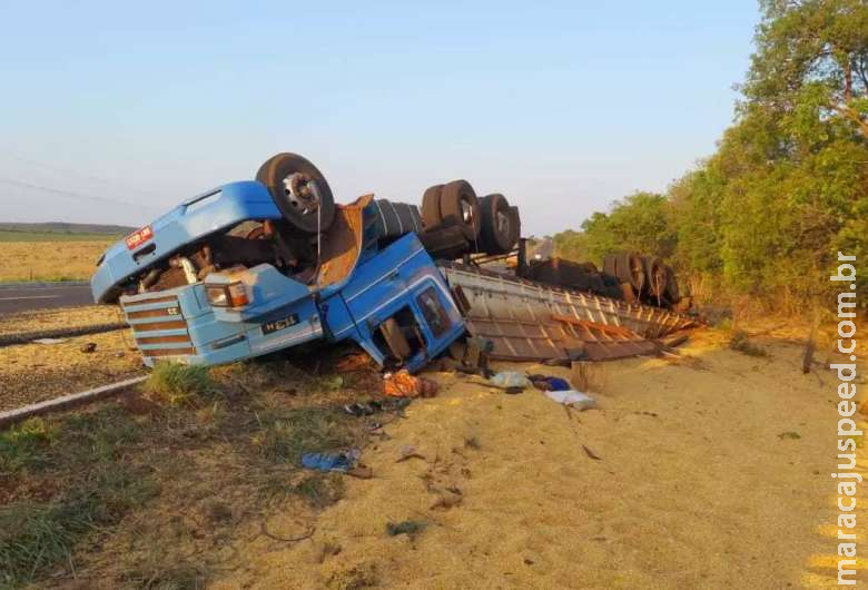 Carreta tomba após pneu estourar e mata motorista de 60 anos Carreta tomba após pneu estourar e mata motorista de 60 anos