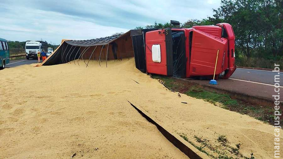 Carreta tomba e espalha 32 toneladas de farelo de soja na BR-163 