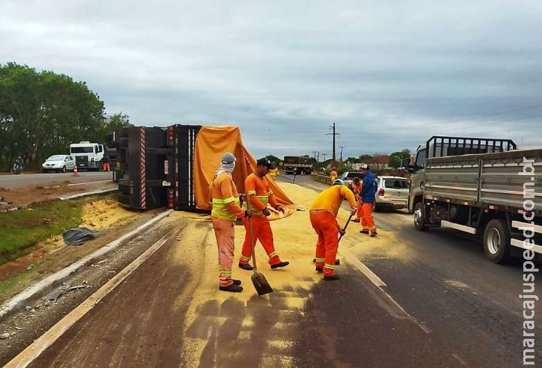 Carreta tomba e espalha 32 toneladas de farelo de soja na BR-163 Carreta tomba e espalha 32 toneladas de farelo de soja na BR-163