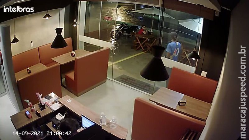 Casal flagrado em motel após série de roubos em Campo Grande vai continuar preso Casal flagrado em motel após série de roubos em Campo Grande vai continuar preso