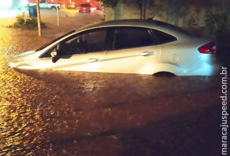 Casal precisa ser socorrido após carro quase ser "engolido" pela chuva Casal precisa ser socorrido após carro quase ser "engolido" pela chuva