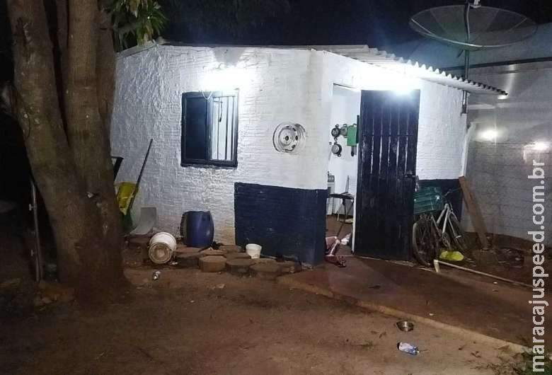Caseiro é assassinado com golpe de faca em Dourados Caseiro é assassinado com golpe de faca em Dourados