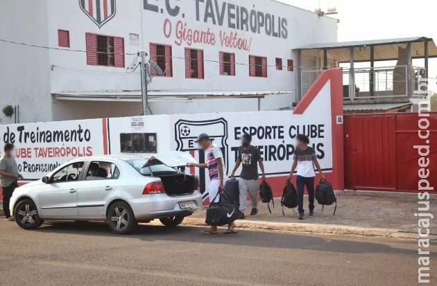 Clube de futebol é investigado por manter adolescentes do sub-20 sem comida Clube de futebol é investigado por manter adolescentes do sub-20 sem comida