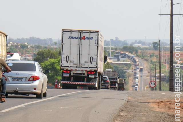 Colisão entre carretas interdita pista da BR-163 após vazamento de óleo Colisão entre carretas interdita pista da BR-163 após vazamento de óleo