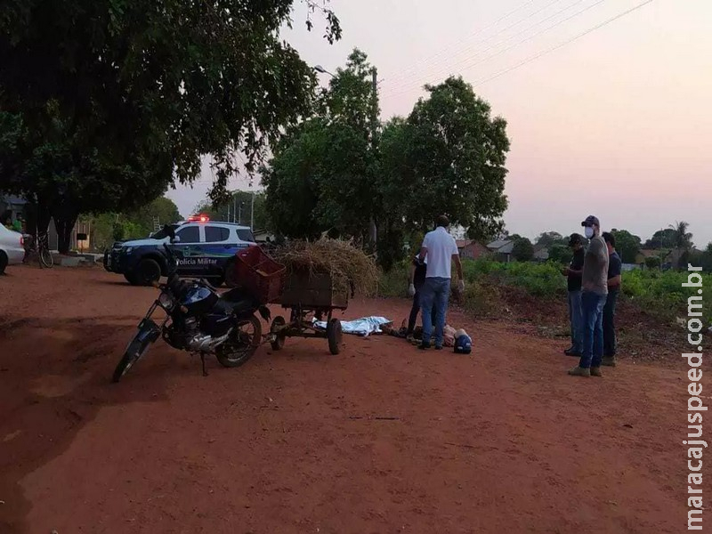 Com carretinha carregada de feno, motociclista cai e morre em estrada Com carretinha carregada de feno, motociclista cai e morre em estrada