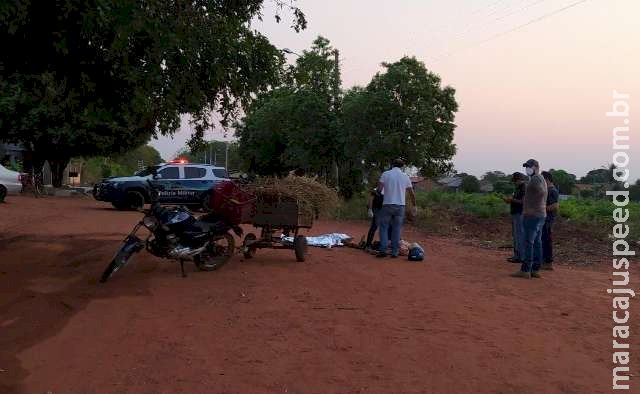 Com carretinha carregada de feno, motociclista cai e morre em estrada Com carretinha carregada de feno, motociclista cai e morre em estrada
