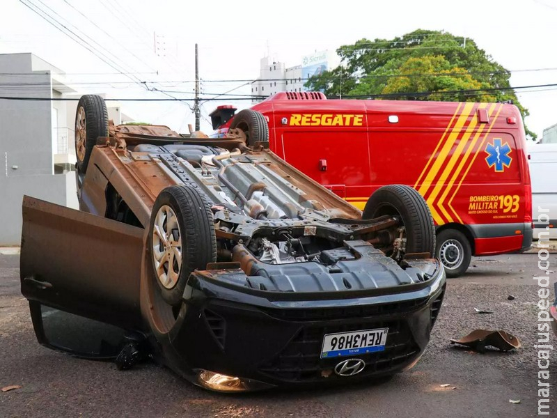 Com placa de pare escondida, carro fura preferencial, colide com outro e capota