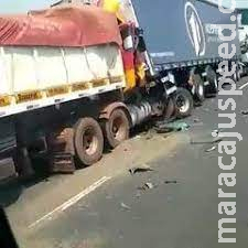 Duas pessoas morrem em engavetamento de carretas na BR-262 Duas pessoas morrem em engavetamento de carretas na BR-262