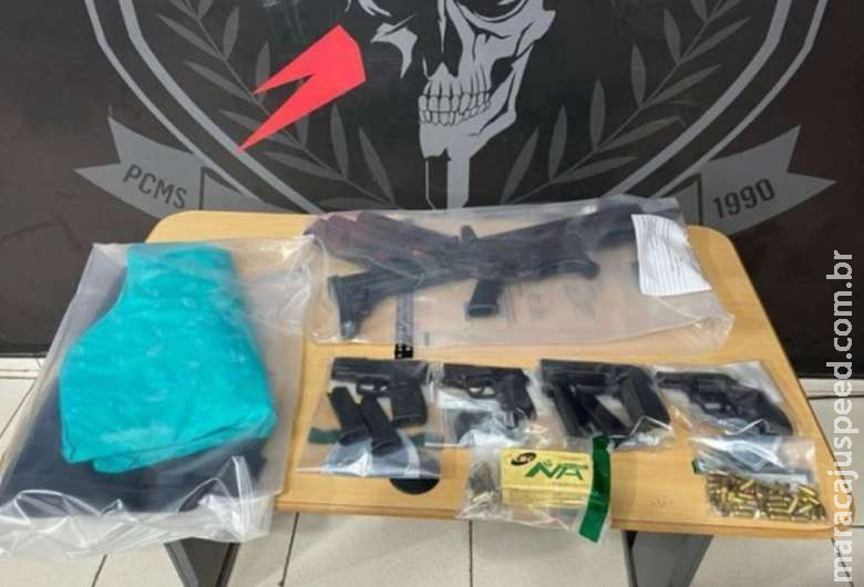 Dupla é presa com submetralhadora, revólver, pistolas e colete balístico Dupla é presa com submetralhadora, revólver, pistolas e colete balístico