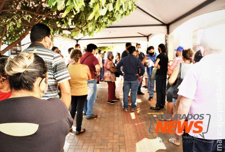 Em véspera de feriado, douradenses fazem filas por atendimento bancário