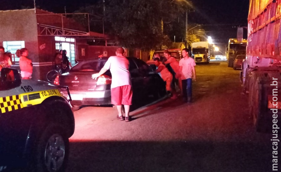 Embriagado, homem de 32 anos colide em caminhonete parada no Bairro São Bento
