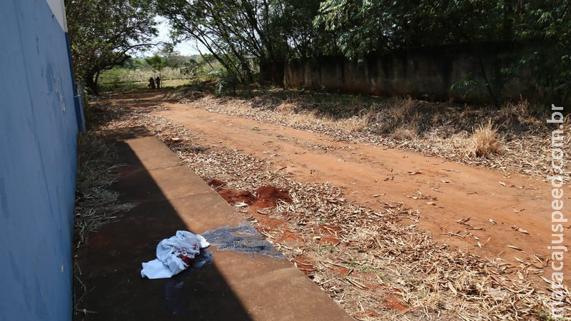 Encontrado morto em calçada foi assassinado com tiros no pescoço, aponta perícia Encontrado morto em calçada foi assassinado com tiros no pescoço, aponta perícia