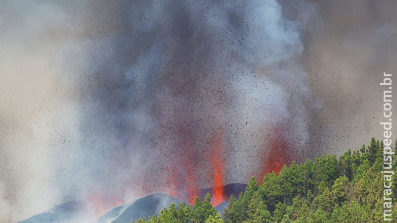 Erupção de vulcão em ilha de La Palma provoca fugas e destrói casas