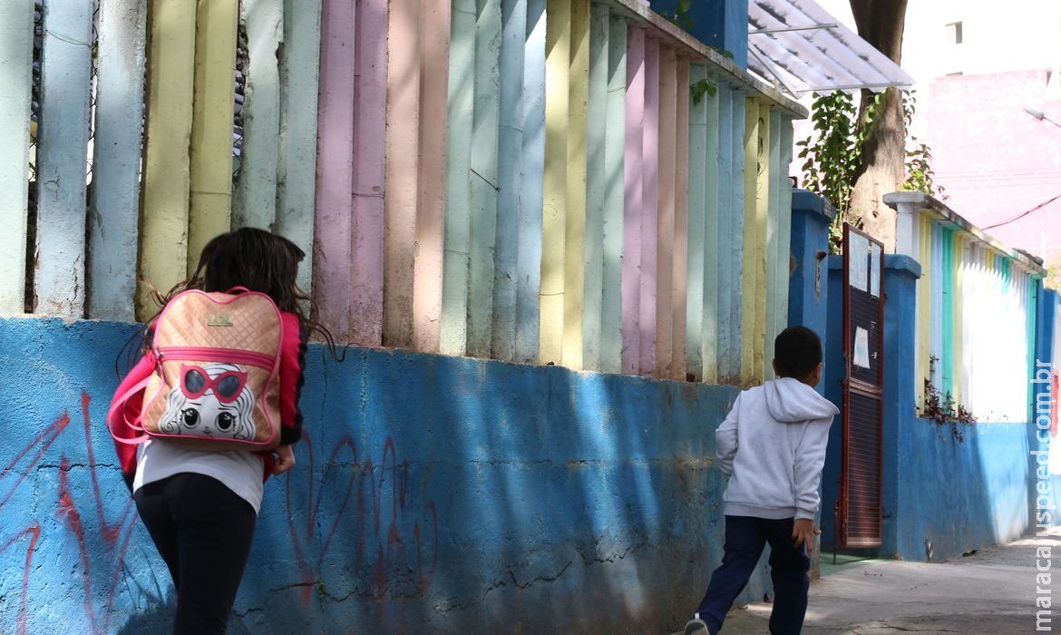 Estratégias para vacinar adolescentes devem envolver ambiente escolar Estratégias para vacinar adolescentes devem envolver ambiente escolar