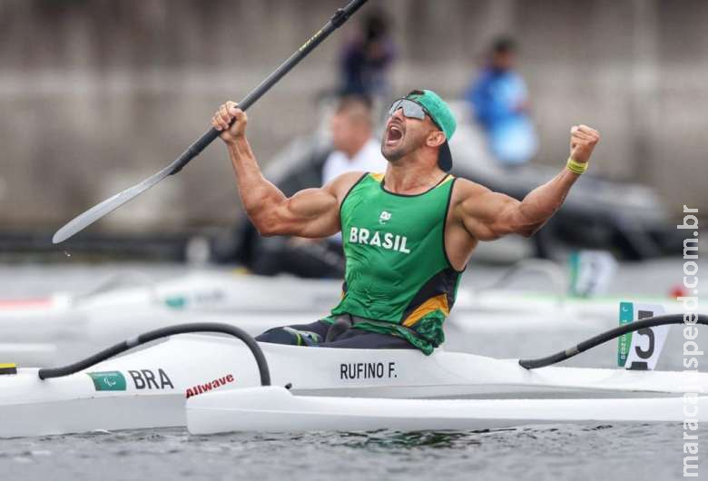 Fernando Rufino conquista medalha de ouro na paracanoagem