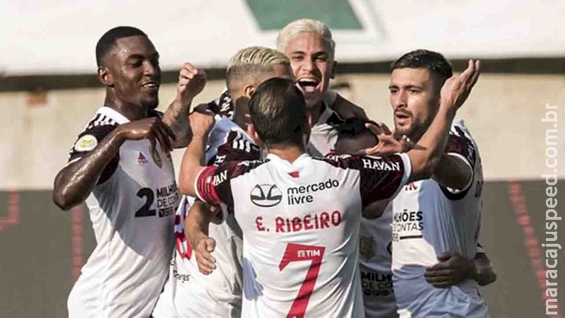 Flamengo vence Palmeiras de virada e se aproxima dos líderes do Brasileirão