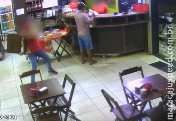 Funcionário mete cadeirada em bandido durante assalto Funcionário mete cadeirada em bandido durante assalto