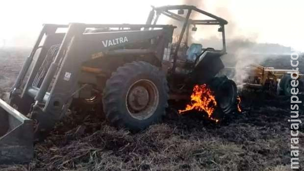 Guerrilheiros são suspeitos de atacar fazenda e queimar maquinário no Paraguai Guerrilheiros são suspeitos de atacar fazenda e queimar maquinário no Paraguai