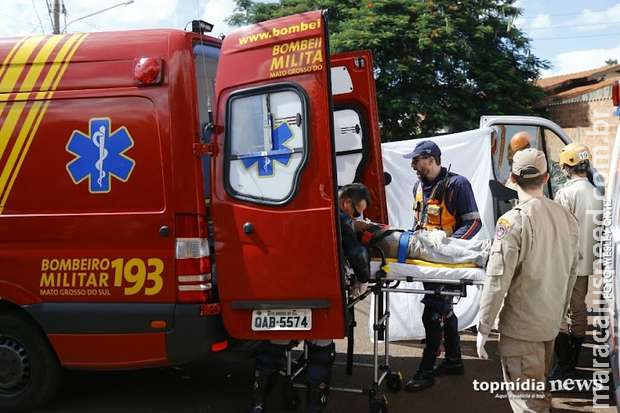 Homem atira em vizinho, foge e volta com foice para 