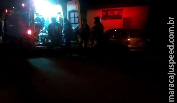 Homem é esfaqueado 4 vezes e morre em ambulância; esposa é principal suspeita Homem é esfaqueado 4 vezes e morre em ambulância; esposa é principal suspeita