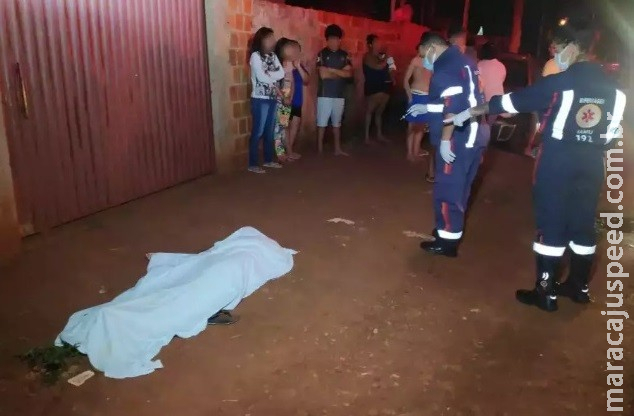 Homem é morto com 15 tiros em frente de casa Homem é morto com 15 tiros em frente de casa