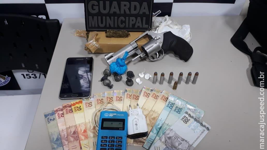 Homem é preso com drogas e revólver pela Guarda Municipal Homem é preso com drogas e revólver pela Guarda Municipal