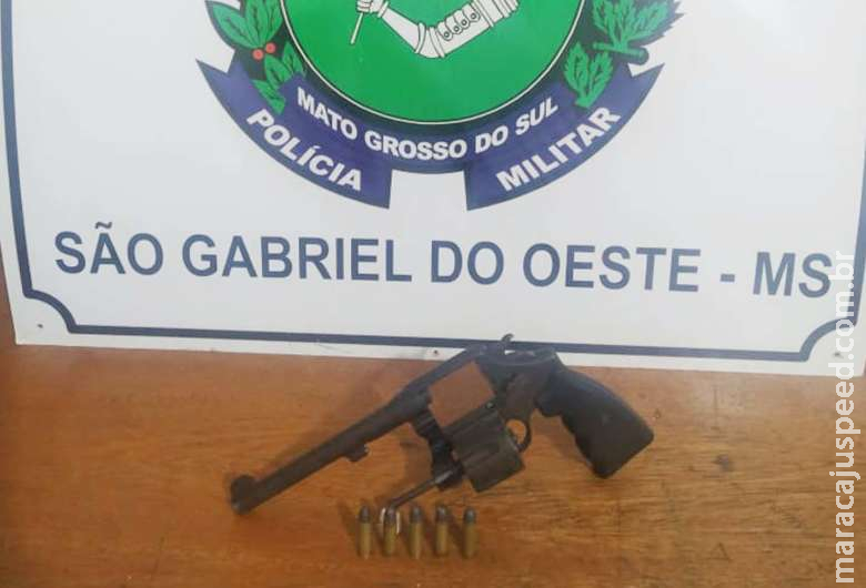 Homem é preso por porte ilegal de arma após ser flagrado em confusão em frente casa de show Homem é preso por porte ilegal de arma após ser flagrado em confusão em frente casa de show