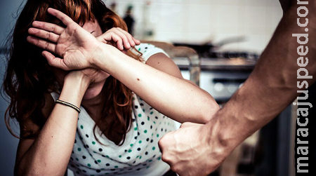 Homem sai para pescar e ao voltar acusa mulher de traição e a agride Homem sai para pescar e ao voltar acusa mulher de traição e a agride