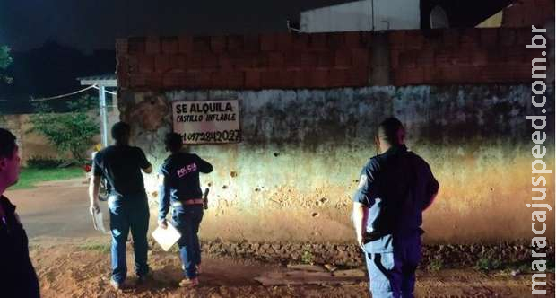 Homem tem casa fuzilada, recebe bilhete de ameaça e garante que é engano na fronteira Homem tem casa fuzilada, recebe bilhete de ameaça e garante que é engano na fronteira