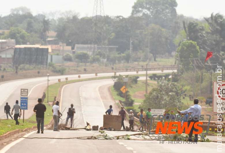 Indígenas fecham dois pontos de rodovias federais em MS