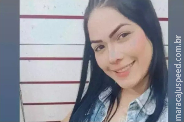 Jovem de 22 anos morre e namorado fica ferido em ataque a tiros contra carro Jovem de 22 anos morre e namorado fica ferido em ataque a tiros contra carro