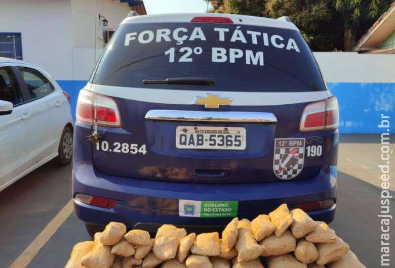 Jovem é preso com carro abarrotado de maconha e pasta-base Jovem é preso com carro abarrotado de maconha e pasta-base