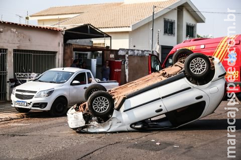 Mãe bate em veículo estacionado e capota o carro com o filho em Campo Grande Mãe bate em veículo estacionado e capota o carro com o filho em Campo Grande