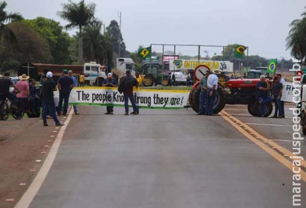 Manifestantes interditam trecho da BR-163 em Douradina