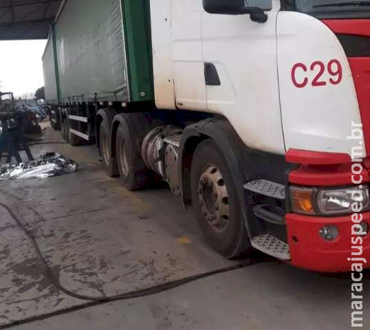 Mecânico fica preso debaixo de carreta estacionada em posto e morre Mecânico fica preso debaixo de carreta estacionada em posto e morre