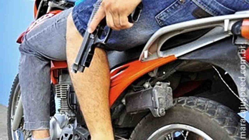 Moradores denunciam mulher pilotando moto e garupa efetuando disparos em bairro de Campo Grande Moradores denunciam mulher pilotando moto e garupa efetuando disparos em bairro de Campo Grande