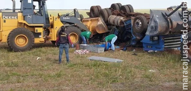 Morre 2ª vítima de carreta que tombou carregada de refrigerantes