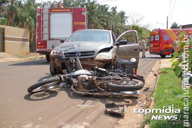 Motociclista fura preferencial e fica ferido com acidente na Vila Nasser