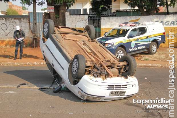 Motorista bate em carro parado e capota na Vila Bandeirante Motorista bate em carro parado e capota na Vila Bandeirante