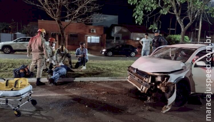 Motorista bêbado perde controle bate em árvore e abandona amigo ferido em canteiro Motorista bêbado perde controle bate em árvore e abandona amigo ferido em canteiro