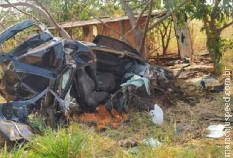 Motorista fica em estado grave após colidir carro em árvore na MS-162 Motorista fica em estado grave após colidir carro em árvore na MS-162