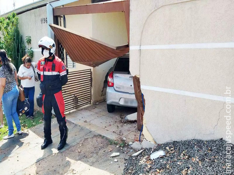 Motorista passa mal, destrói portão e invade garagem de casa em avenida Motorista passa mal, destrói portão e invade garagem de casa em avenida