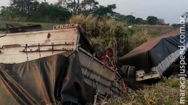 Motorista perde controle, carreta sai da pista e tomba às margens de rodovia