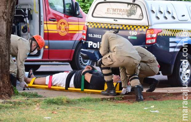 Motorista sem cinto bate em árvore e Motorista sem cinto bate em árvore e