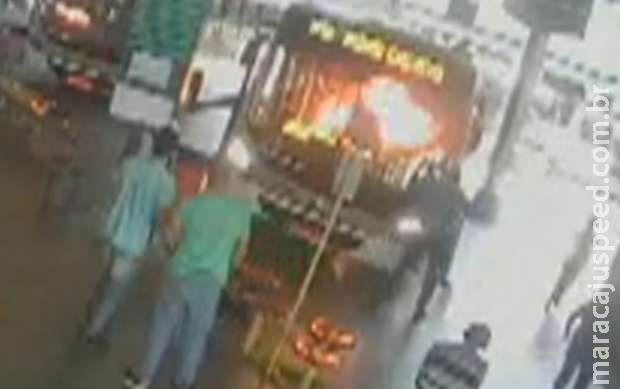 Mulher coloca fogo em motorista de ônibus por ele zombar do mau hálito dela