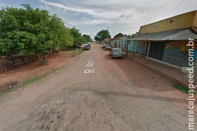 Mulher é presa depois de esfaquear idosa no peito durante discussão Mulher é presa depois de esfaquear idosa no peito durante discussão